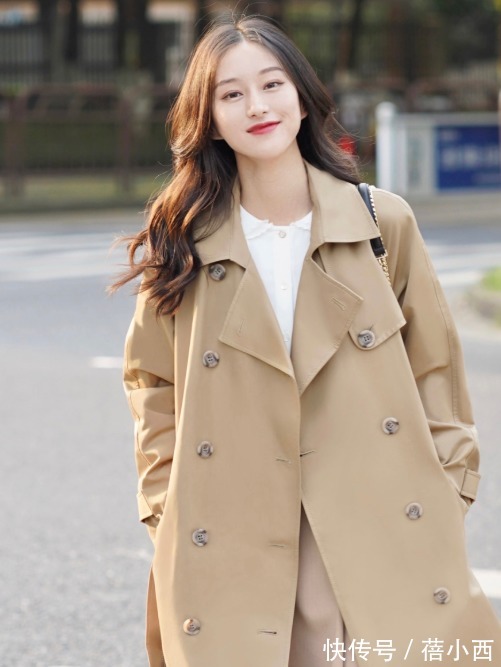 搭配 卡其色“风衣”才是永远的经典,2022年依然很火,这样穿太美了