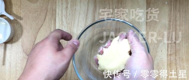 豆沙馅|芝麻豆沙酥饼,制作简单,层层酥脆,一口下去直掉渣,香酥可口!