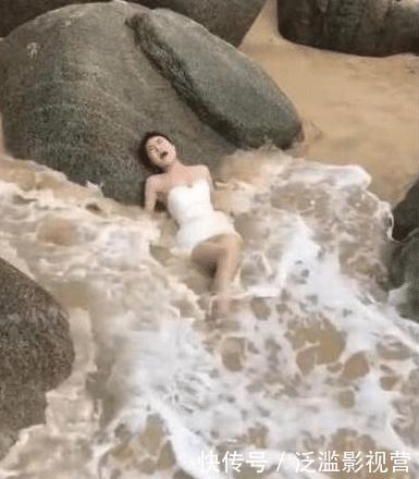 为了拍好婚纱照美女穿裙子躺海水里，下一刻却让美女尴尬