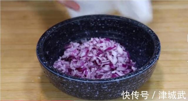 洋葱别总是炒着吃,试试这种新做法,实在太香了,营养开胃又解馋