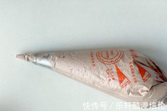 想吃杯子蛋糕不用买,在家轻松做出水光肌小蛋糕,不皱不裂又饱满