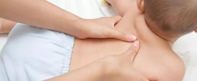 膀胱经|儿科医生经常抚摸宝宝身上这4个部位,既增强智力,又利于健康