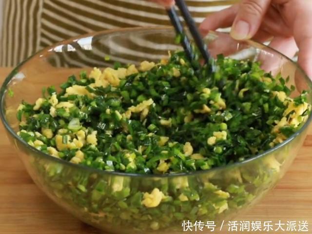 玉米|玉米面菜团子这样做才好吃，从和面到调馅详细讲解，全家人抢着吃