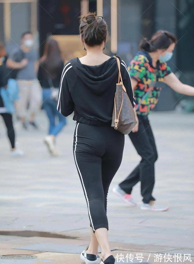 搭配 凹凸紧致的瑜伽裤美女，擅长打造优雅靓丽风，增高显瘦