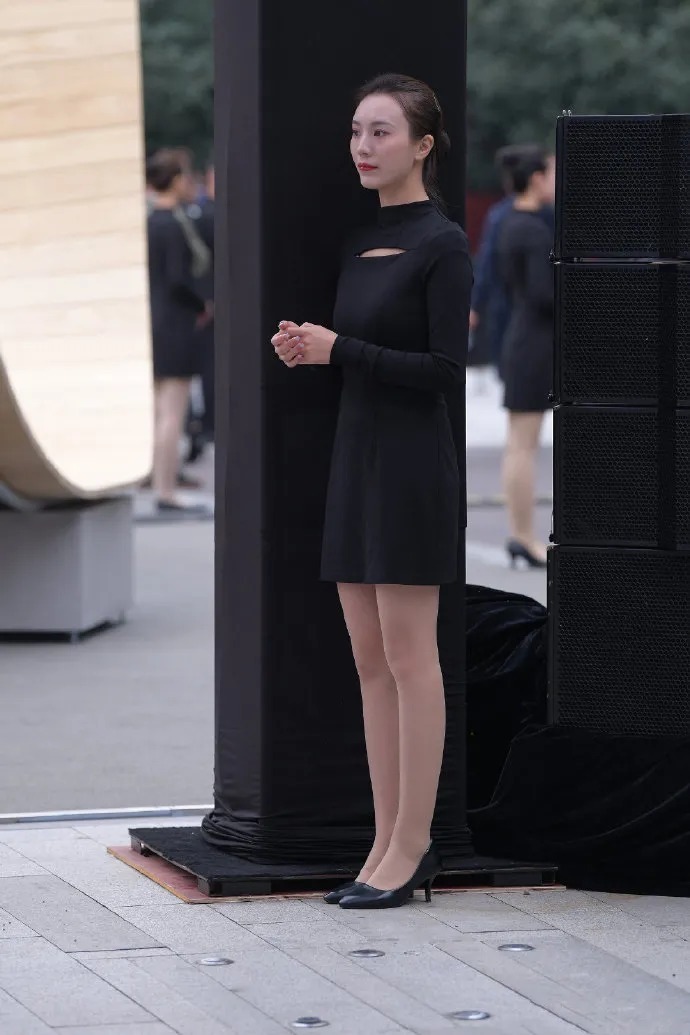 穿黑裙的时尚女生