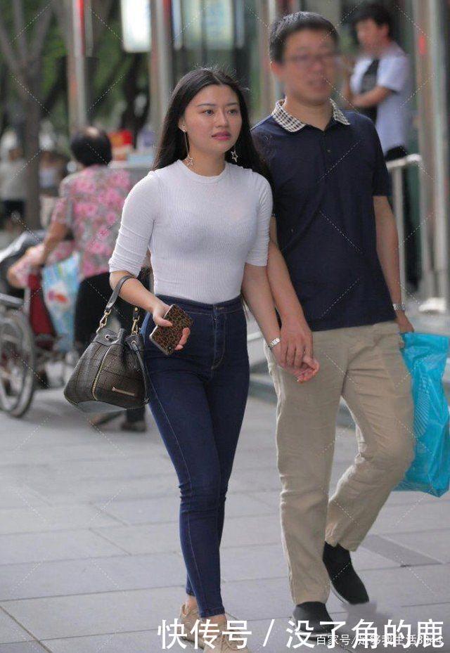 活力|白色上衣搭配深色牛仔裤,简约时尚,活力满满