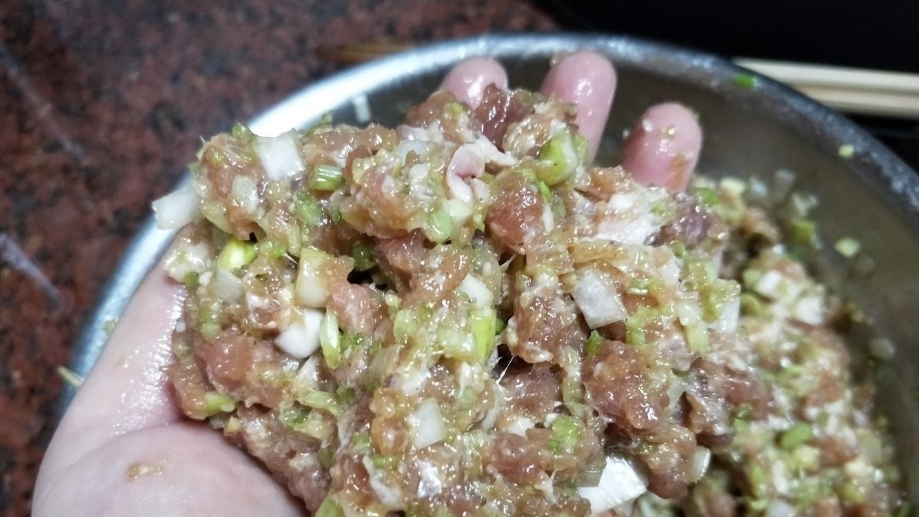 调肉馅时, 万万不能少了这3种“料”, 否则馅又干又柴, 还不香!