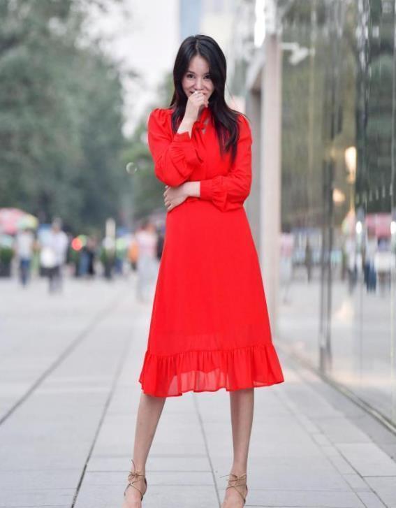 街拍:环肥燕瘦的小姐姐,白色上衣配牛仔裤,时尚气质十足