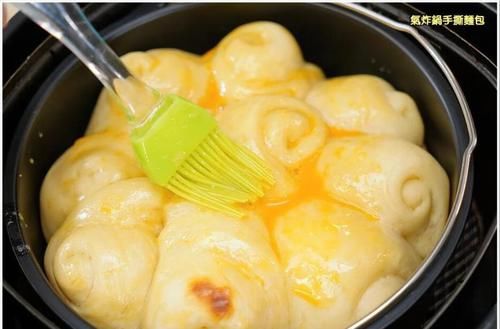  早餐手撕面包的做法，不用加水，不用烤箱，出锅香甜柔软还拉丝