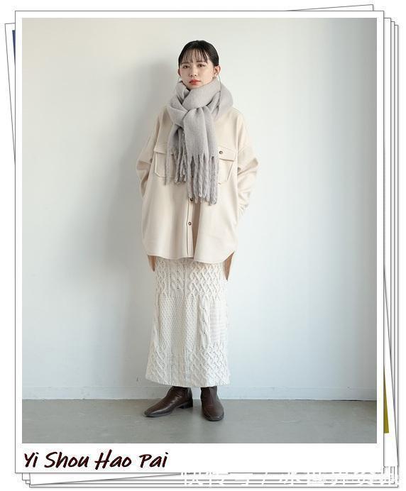 低调有气质！灰色围巾的搭配示例，简单穿搭立马变时尚