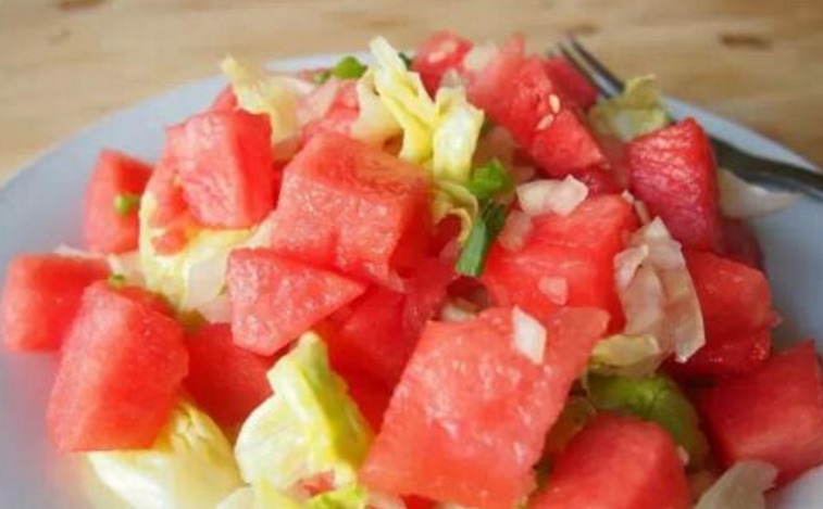 4位阿姨来应聘保姆,一人切一种西瓜,婆婆果断录取最后一位