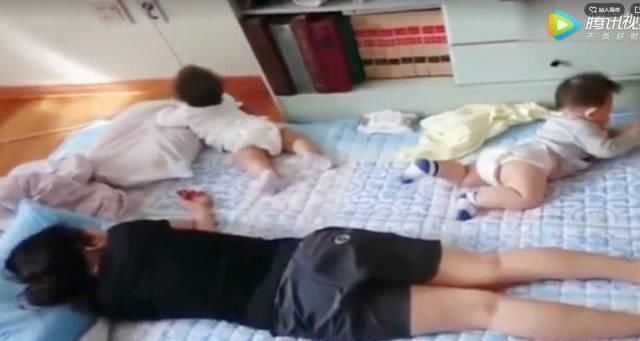 爸爸|双胞胎趁妈妈睡着,开始他们的“作战计划”,爸爸在一旁笑喷了