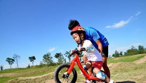 冷汗|女儿突然性格大变,妈妈看完画册出了一身冷汗,拿起电话直接报警