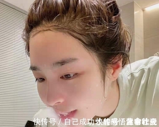 黑头 建议女生护肤远离这四个“坏习惯”,不然皮肤变差,黑头痘痘变多