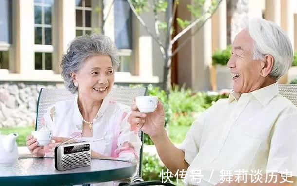 好吃|人到中年不管有钱没钱,多吃4种解馋零食,营养好吃又健康