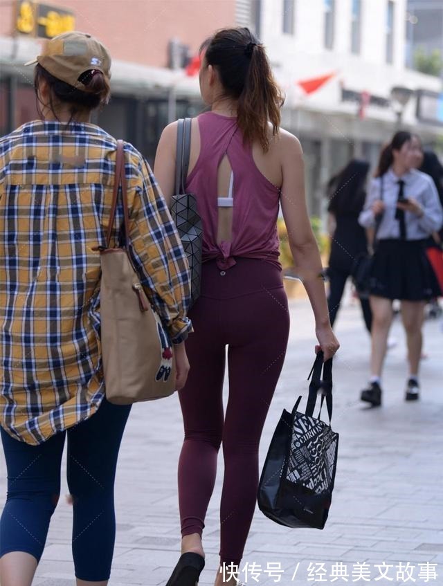 帆布包 色彩斑斓的衣服看上去很有活力,特别是运动服,如配背心的运动裤!