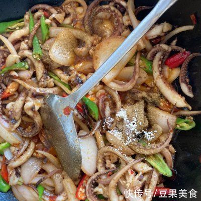 鱿鱼|我这样做双椒炒鱿鱼,家人都爱吃