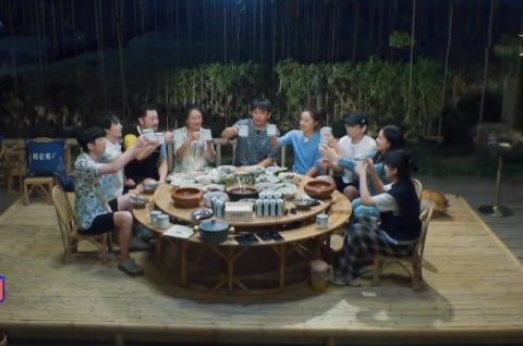 周迅夠特別,錄《向往4》換了5套造型,穿4萬(wàn)多大牌外套干農(nóng)活