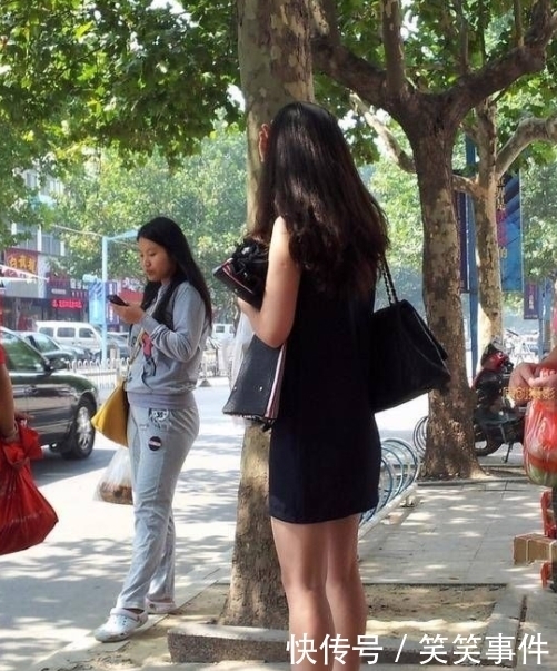 小姐姐|街拍女神:公交站台的连衣裙小姐姐,甜美时尚范