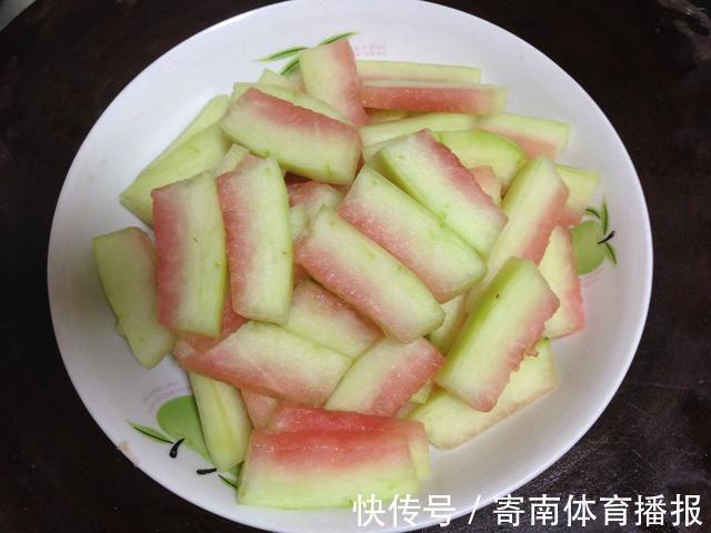 步骤|西瓜皮别再扔了，凉拌西瓜皮：一道不错的爽口小菜，还有清火效果