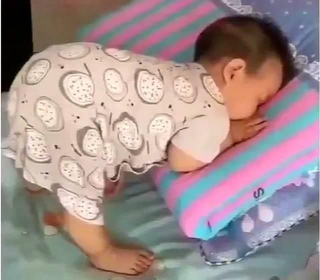 妈妈|2岁宝宝趴在床上没动静,10分钟后妈妈过去一看,结果笑喷了