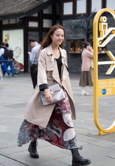 绣花|街拍:牛仔外套+绣花连衣裙,外国美女随意打扮也可以这么美!