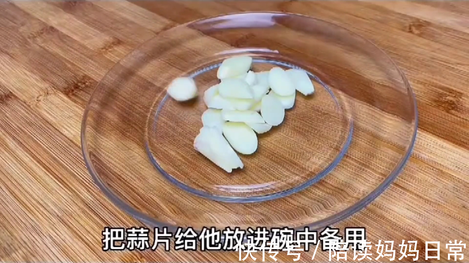 青椒创新做法,擀面杖一压,出锅比肉还香,太解馋了超级下饭