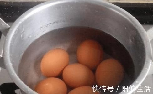 鸡蛋怎么一煮就开裂？掌握几个小窍门，鸡蛋煮好完整，更好剥壳