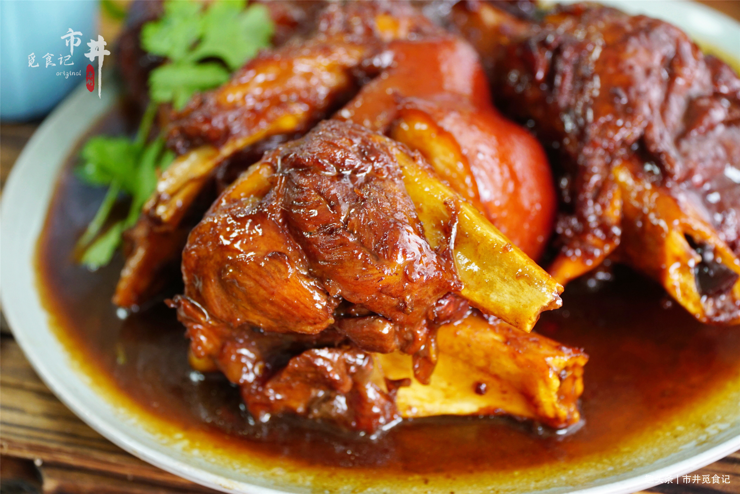 入秋贴秋膘，猪肉排骨靠边站，会吃大骨头才过瘾，花钱不多还解馋