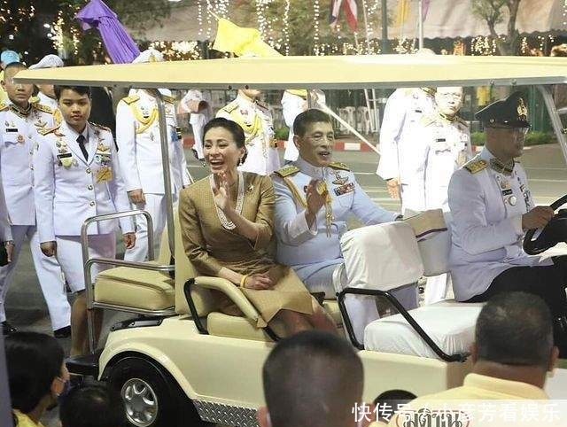 苏提达|诗妮娜不在眼前苏提达放松警惕?一身土豪金显俗气,直筒腰输贵妃