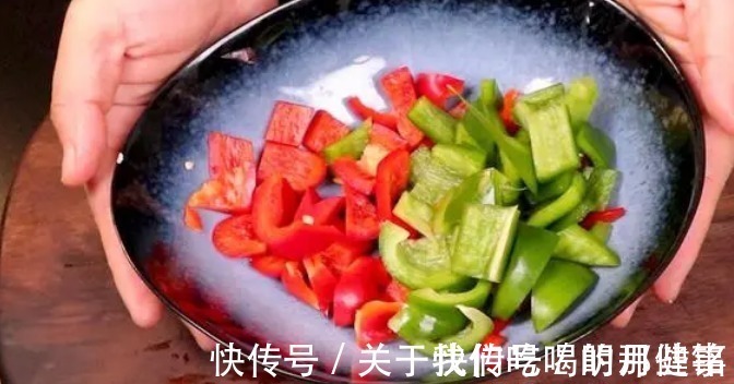 大厨|做腌茄子,别直接加调料,大厨教你一招,香辣爽口,放1年不会坏