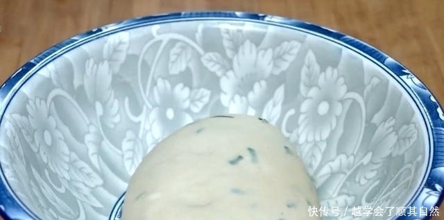 春天,少吃馒头包子多吃它,简单一炸,个个空心,暄软又劲道