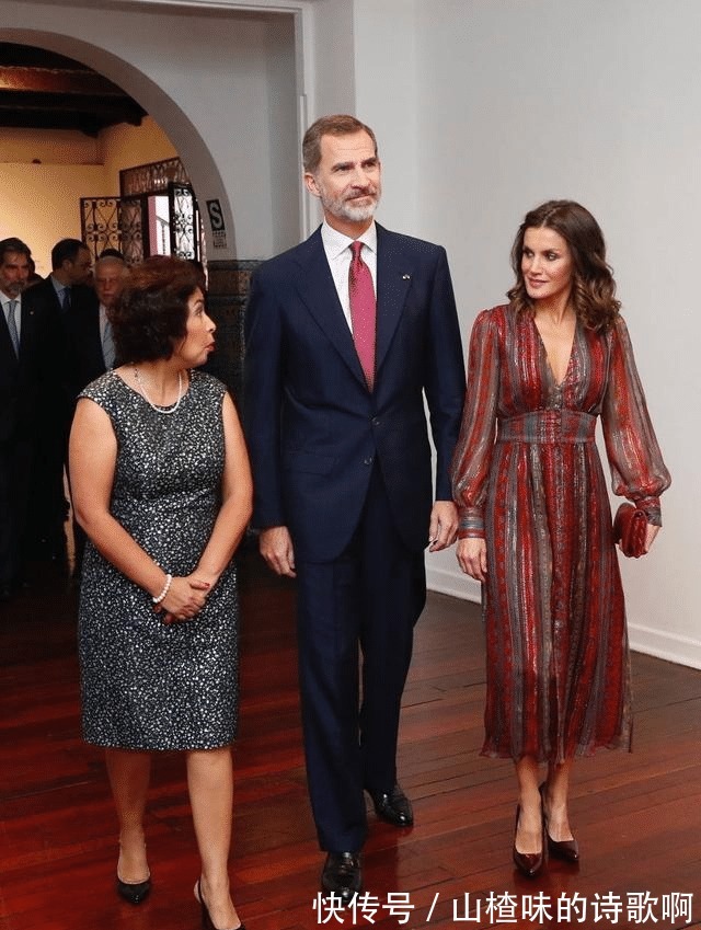 王后|西班牙王后一袭吊带紧身裙尽显“纸片腰”, 配迷人小卷发魅力爆棚!