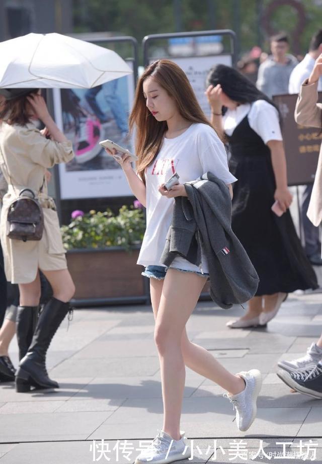 穿牛仔裤打造通勤风,搭配一件白色衬衣就够了,简单大方又干练