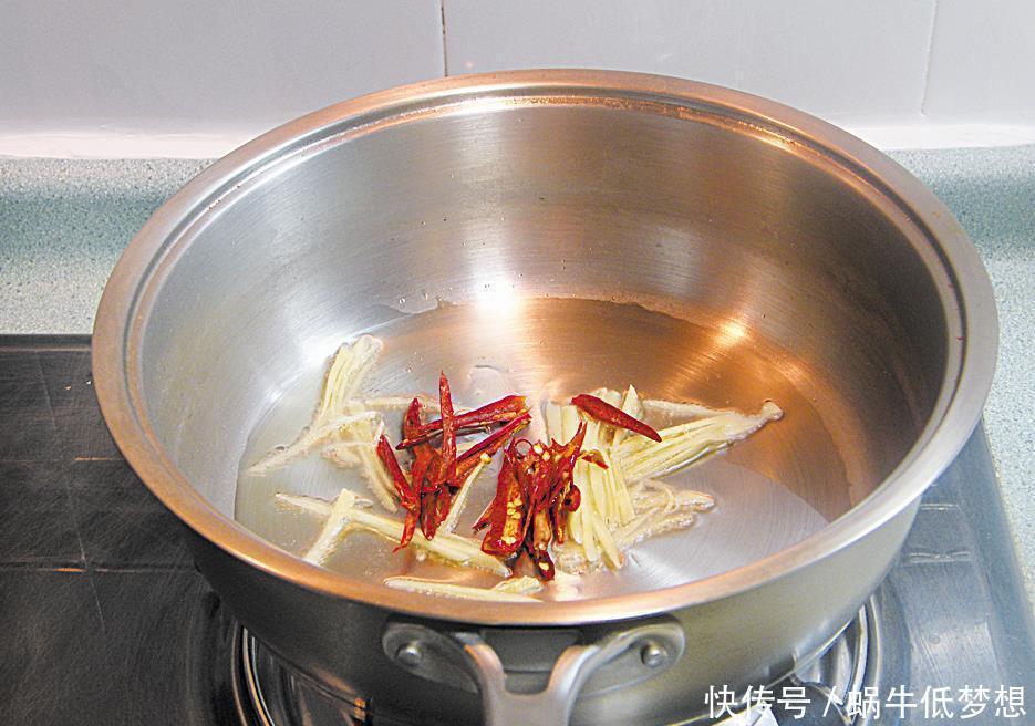 藕片|藕片凉拌正当时，配上干辣椒爆香，够味！