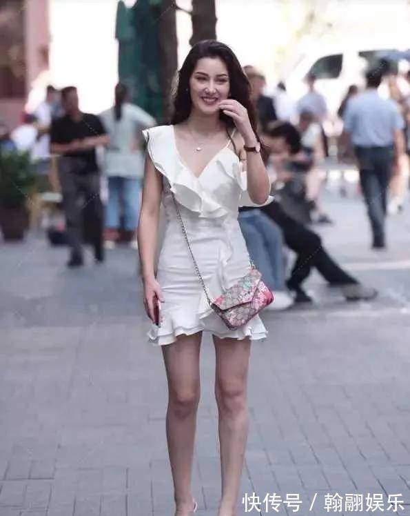 透明高跟凉鞋 难道今年流行透明高跟凉鞋吗30位美女穿出了简约而不简单的效果