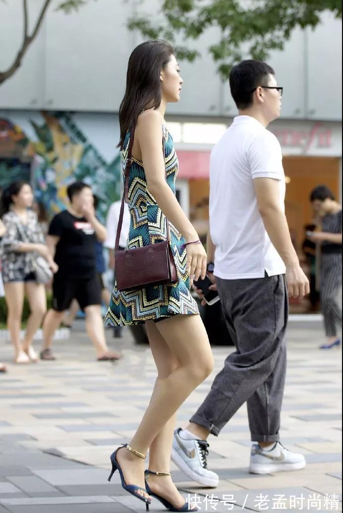 条纹裙 街拍: 穿花色条纹裙的性感成熟少妇, 气质大方很淑女, 妩媚迷人!