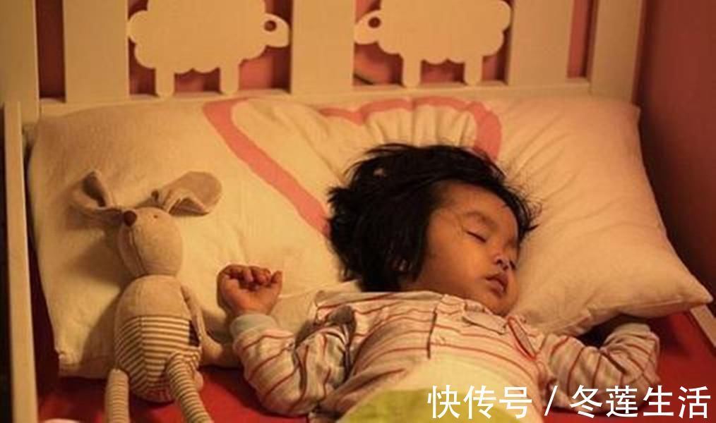 睡眠质量|爸妈恩爱相拥而眠，独留俩娃抱团取暖，生动诠释：孩子只是意外
