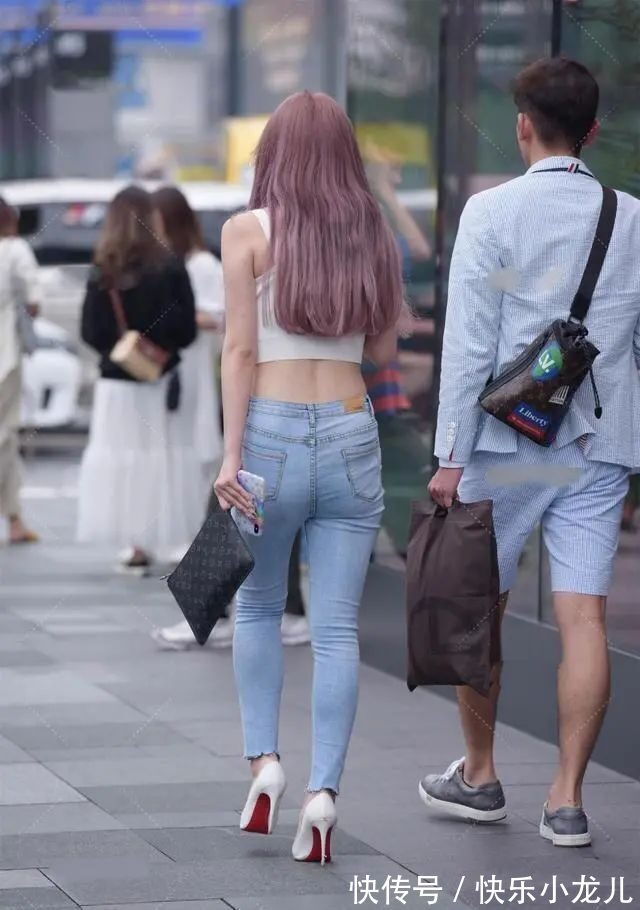 开叉裤 蓝色破洞打底裤搭配白色背心,款式感特别强,质感超凡