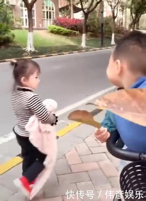 漂亮|妈妈带儿子遛弯,路遇漂亮小姐姐,儿子的表现让妈妈笑叹渣男