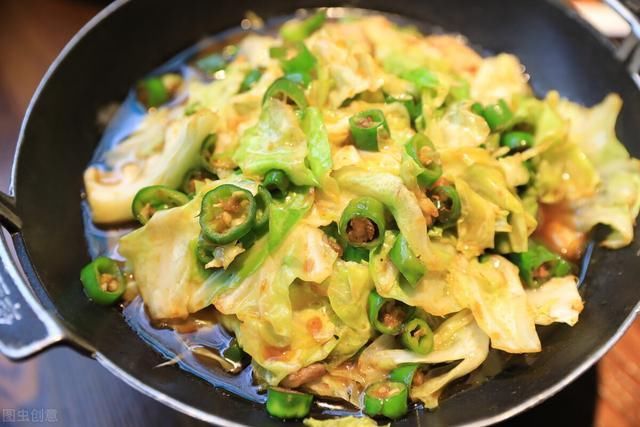 手撕包菜|做手撕包菜时，过油还是焯水？教你好吃的做法，脆嫩爽口超入味