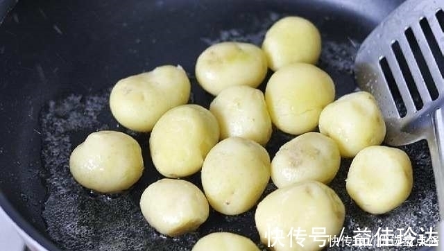 一块钱一斤的土豆, 用这个方法做, 全家人当零食吃！上桌就被抢光