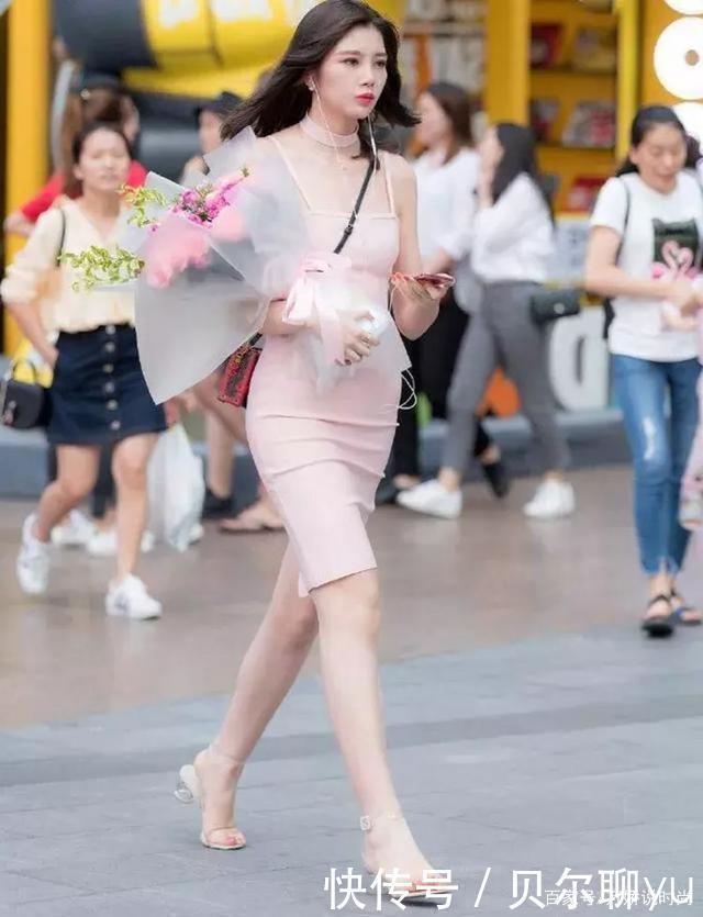 高跟鞋 裸色露腰装搭配高跟鞋,成熟而有气质,尽显迷人的长腿