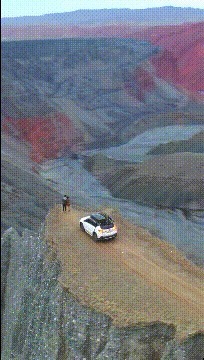 |搞笑GIF：今生有这个女人庇护，走夜路夜路也不怕野狗了