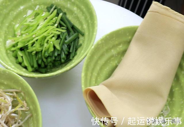韭苔|春卷这样做超简单，几张豆腐皮一卷一炸，鲜香可口，零食都解决了