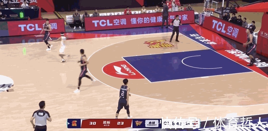 徐杰|罕见!易建联跺脚砸球,怒吼徐杰 赵睿赛后进行解释
