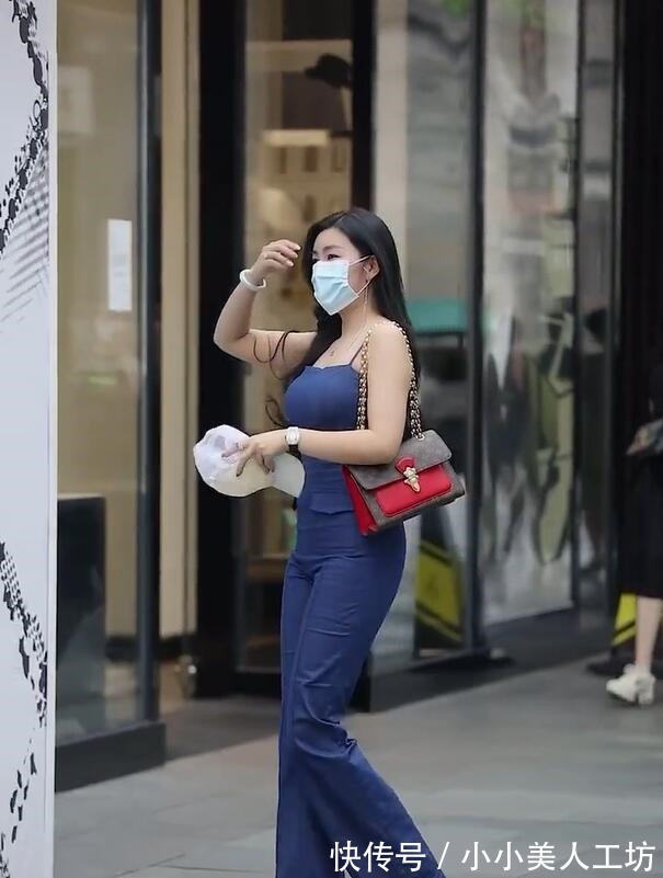 美女|喇叭裤美女很耐看,轻熟也大胆尝试的花样!