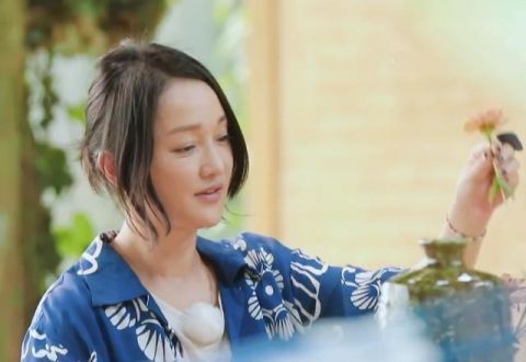 周迅夠特別，錄《向往4》換了5套造型，穿4萬(wàn)多大牌外套干農(nóng)活