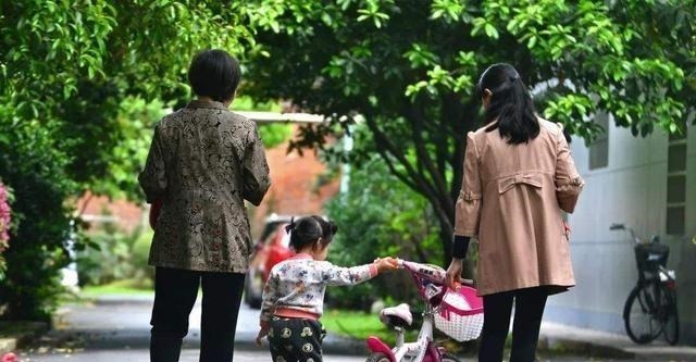 看望|“外孙养不熟”姥姥带大的娃却和奶奶亲,妈妈了解原因后后悔不已!