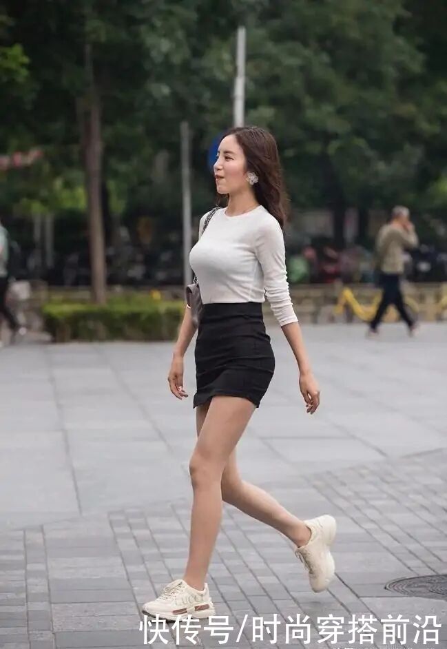 修身|何谈过时？“塞衣角”穿法时髦修身，中年女士还爱不释手呢？